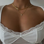 Vnox A-Z minúsculo colar inicial feminino, gargantilha pequena com letras brilhantes para meninas, pingente de colar em camadas de aço inoxidável cor dourada