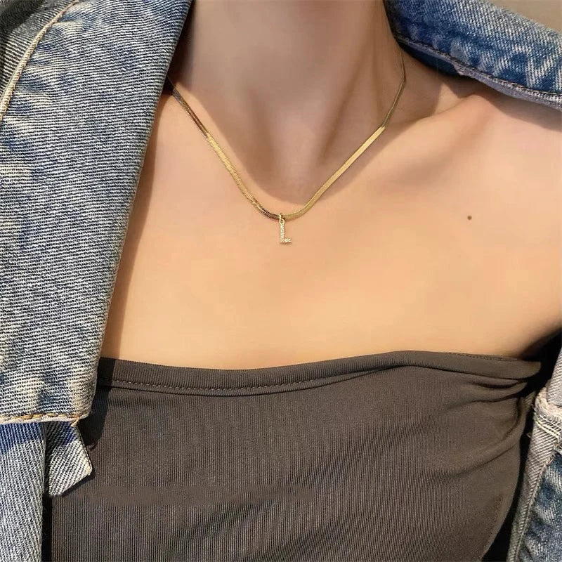 Vnox A-Z minúsculo colar inicial feminino, gargantilha pequena com letras brilhantes para meninas, pingente de colar em camadas de aço inoxidável cor dourada