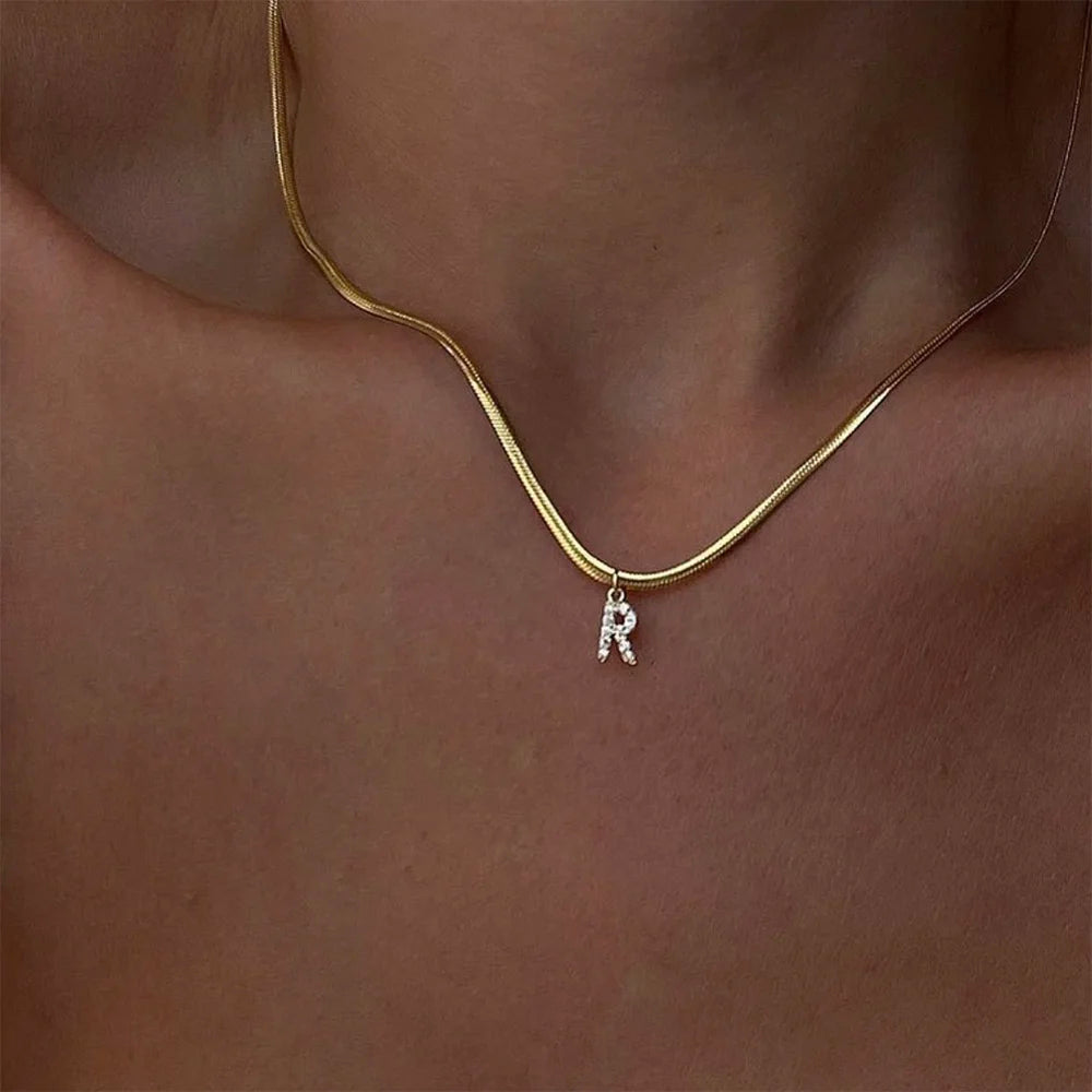 Vnox A-Z minúsculo colar inicial feminino, gargantilha pequena com letras brilhantes para meninas, pingente de colar em camadas de aço inoxidável cor dourada