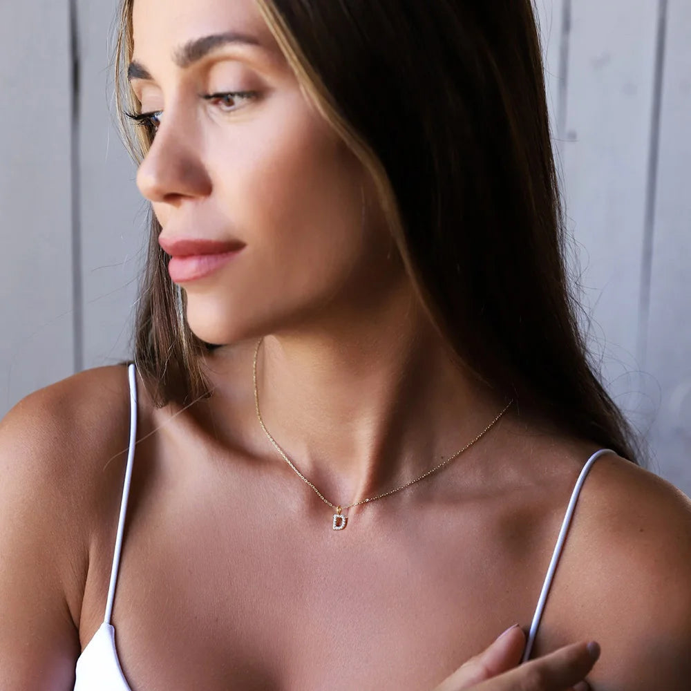 Vnox A-Z minúsculo colar inicial feminino, gargantilha pequena com letras brilhantes para meninas, pingente de colar em camadas de aço inoxidável cor dourada