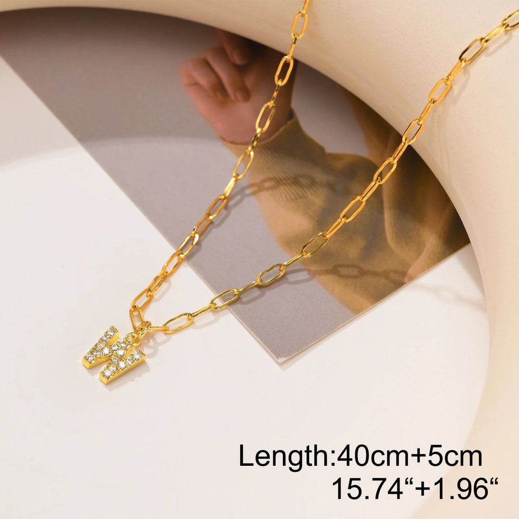 Vnox A-Z minúsculo colar inicial feminino, gargantilha pequena com letras brilhantes para meninas, pingente de colar em camadas de aço inoxidável cor dourada